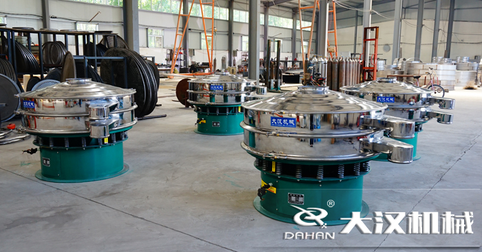 磨料振動篩的工作原理：是由直立電機作為激振源，用來幫助物料進行運動并且實現，理想的分級除雜效果。