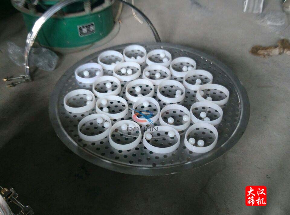 圓振動篩沖孔板上放彈跳球 圓振動篩沖孔板上放彈跳球