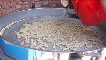 藜麥除雜振動(dòng)篩試機(jī)2:均勻的將藜麥攤開(kāi)