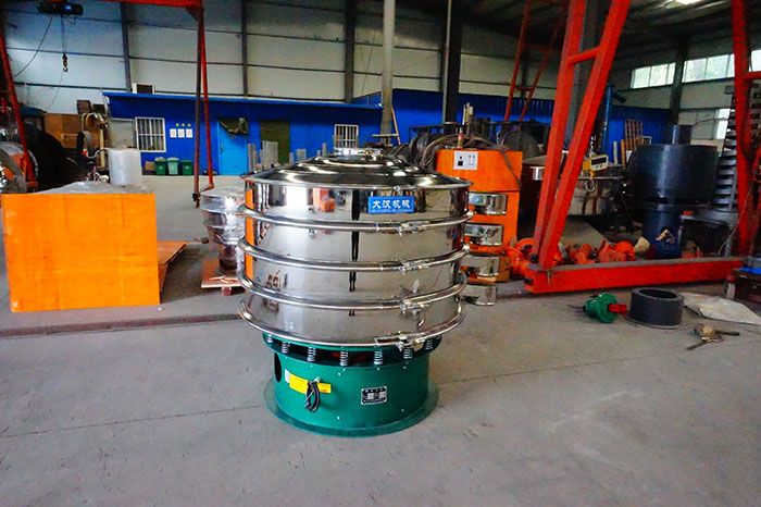 直徑1500mm振動篩是一個四個出料口,三層振動篩框的選震動篩,屬于較大型號的產品。