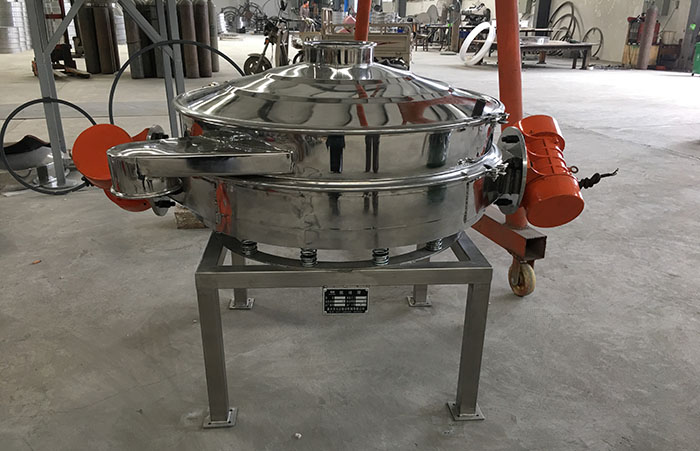 主要采用的是雙振動電機振動，其振動力比普通振動篩要高，同時采用直泄式的排料方式，很好的解決了堵料塞料的問題。