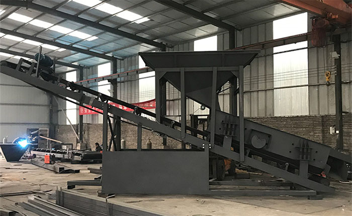 振動篩沙機產品概述：該產品比較適合河道篩沙，沙場篩沙，篩分效率高，經久耐用，不易損壞。