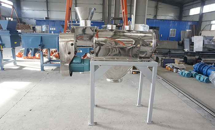 氣旋篩分機與氣流篩分機的篩分原理基本相似,所以針對于其旋篩分機的篩分壓力。會比氣流篩分機的壓力要大一些。